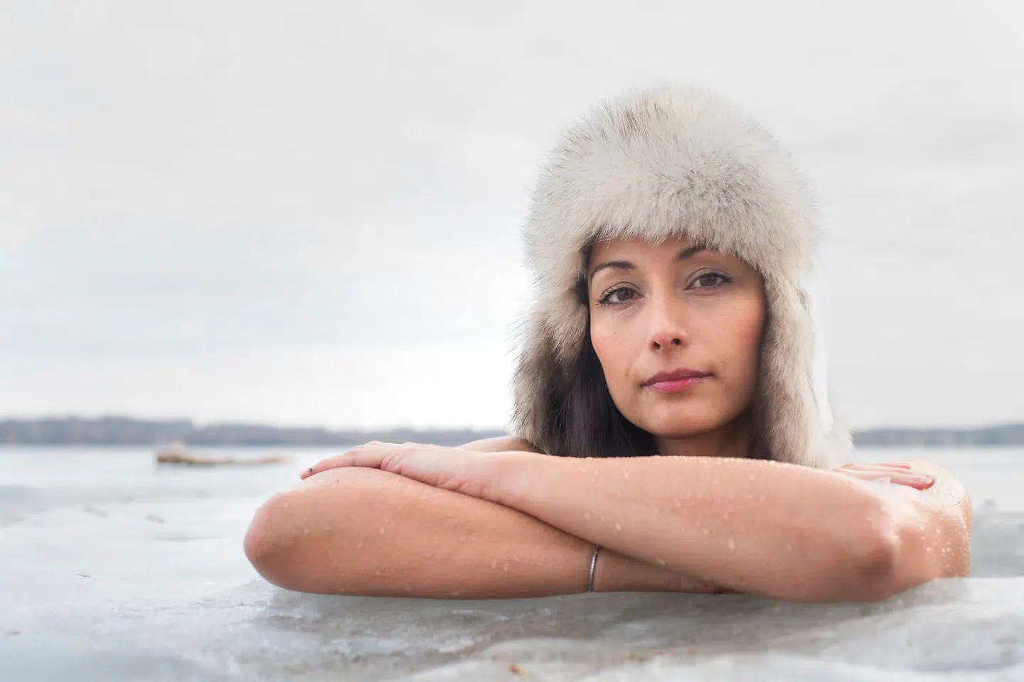 Susanna Søberg er vinterbader og forsker samtidig i, hvad det kolde vand betyder for kroppens brune fedt, som hjælper os med at forbrænde energi. Her ved Esrum Sø, hvor isen stadig er tyk.