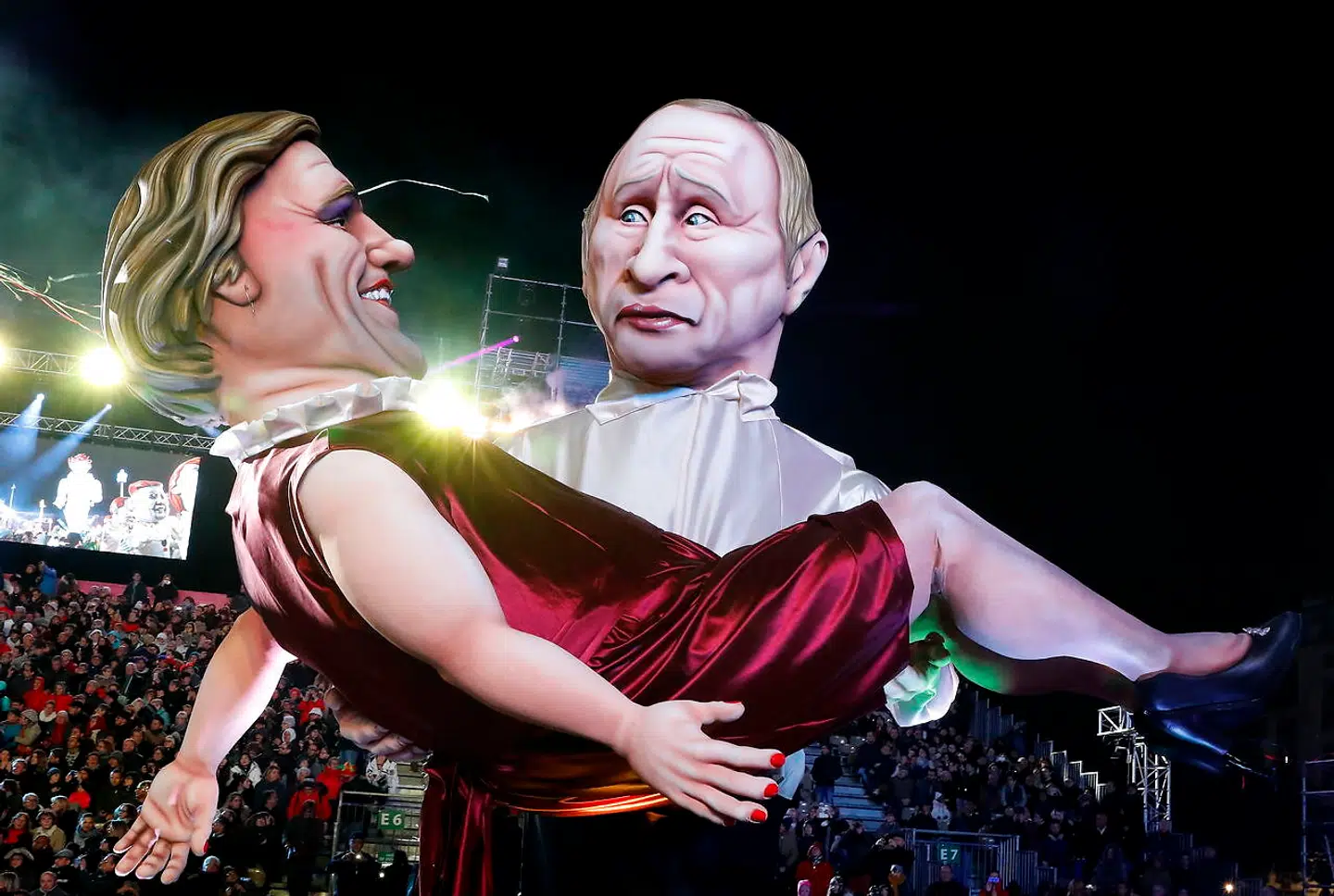 En figur gør sig i forbindelse med karnevalet i Nice lystig over Depardieus nære forhold til Ruslands præsident Vladimir Putin.