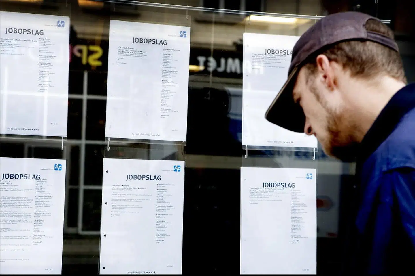 »Siden coronaens indtog har titusindvis været ramt af ledighed og mange er fortsat ledige. Det er en svær situation for hver og en. Vi skylder dem og deres familier, at vi laver en retfærdig fordeling,« skriver Per Christensen, Kim Simonsen og Claus Jensen.