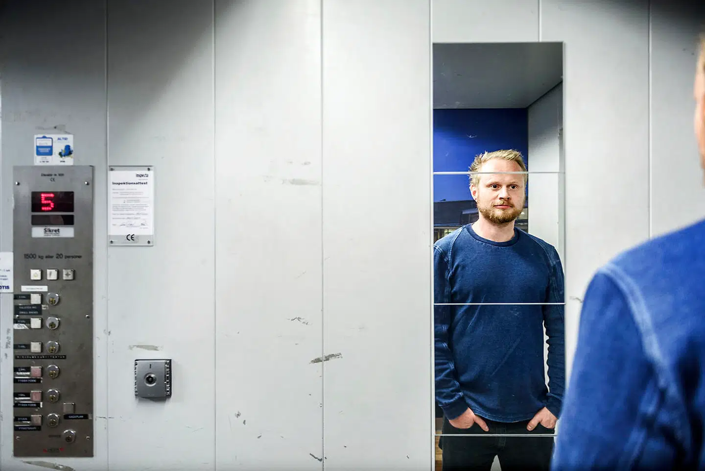 »Man kunne have skrevet det på skærmen, så det stod og blinkede. Det kunne man godt. Havde det været mindre sjovt? Ja, det havde det måske,« sagde vært Jonatan Spang efter kritik af deep fake-video i lørdagens udgave af »Tæt på Sandheden«.