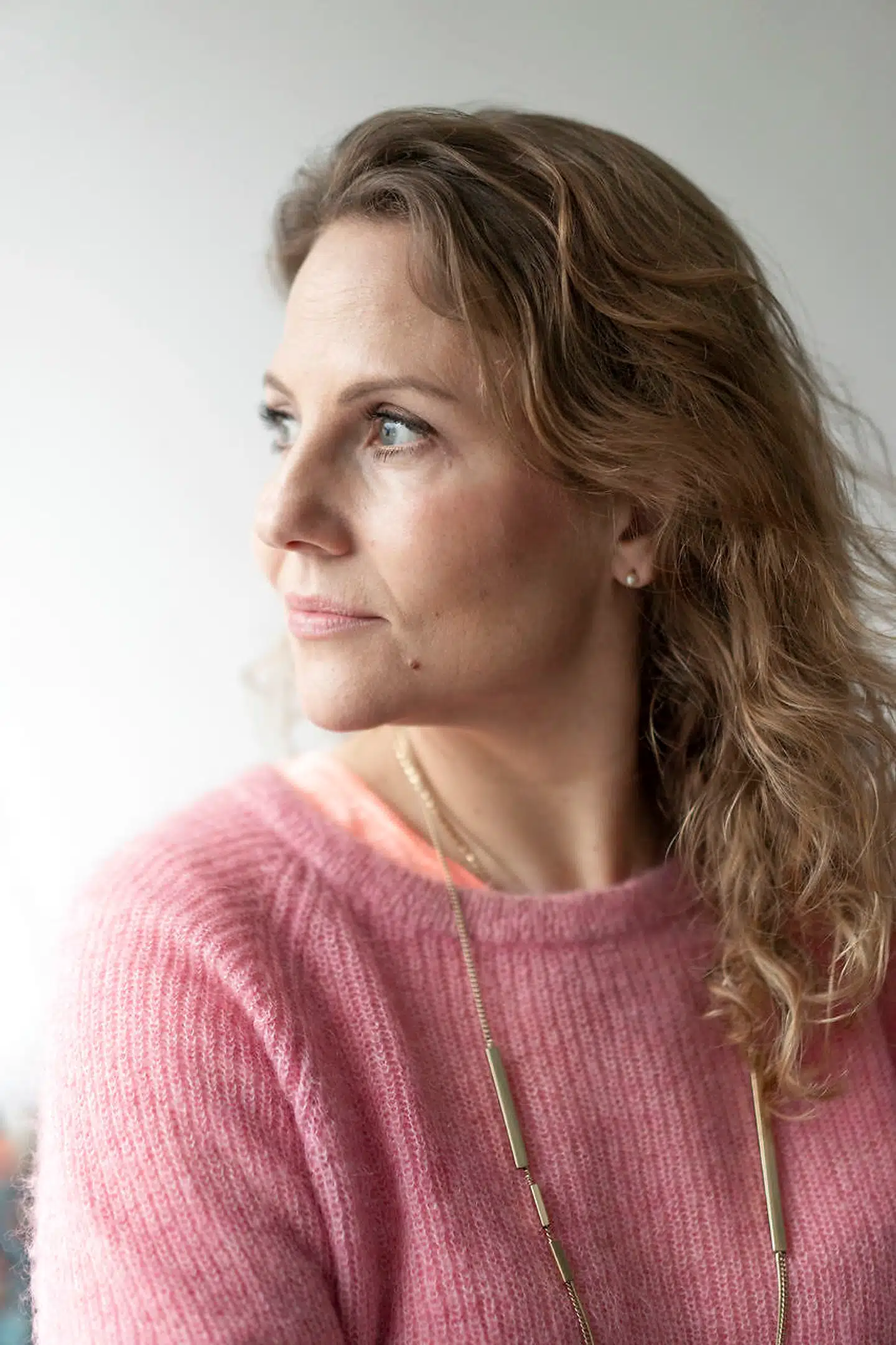 Uviljen mod deep fake er ikke kun et spørgsmål om etik, men kan sammenlignes med den måde, mennesker opfatter robotter på, mener Christiane Vejlø: »Man kan se, at folk synes, robotter er spændende, sjove eller brugbare til et vist punkt. Men når de kommer for tæt på at ligne et menneske uden helt at være det, begynder vi at føle afsky.«