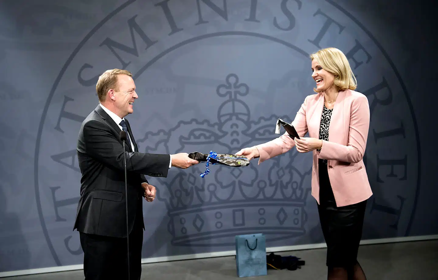 »Virkeligheden er, at der er nogle spilleregler, der skal følges for både mænd og kvinder. I stedet for at hidse sig op over, at Birgitte Erhardtsen påpeger denne virkelighed, burde vi hellere bruge tid på at gøre noget ved den kendsgerning, at der er langt færre kvinder end mænd i toppen af dansk erhvervsliv,« skriver Sanne Udsen.