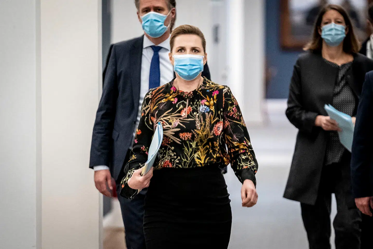 »Vi bliver nødt til at have en europæiske vaccinestrategi, som handler om at vaccinere egne befolkninger i EU, revaccinere vores befolkninger og sikre vaccine nok til at hjælpe globalt,« siger Mette Frederiksen på mødet.