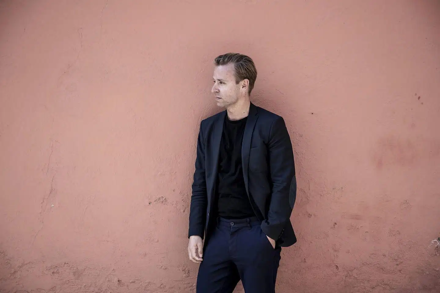 »Det hårdt tilkæmpede privilegium har man al tænkelig grund til at være stolt af, men ikke desto mindre flygter flere og flere folkevalgte fra det hurtigere, end man kan nå at smøre sig en makrelmad,« skriver Andreas Gylling Æbelø om folketingsmedlemmerne.