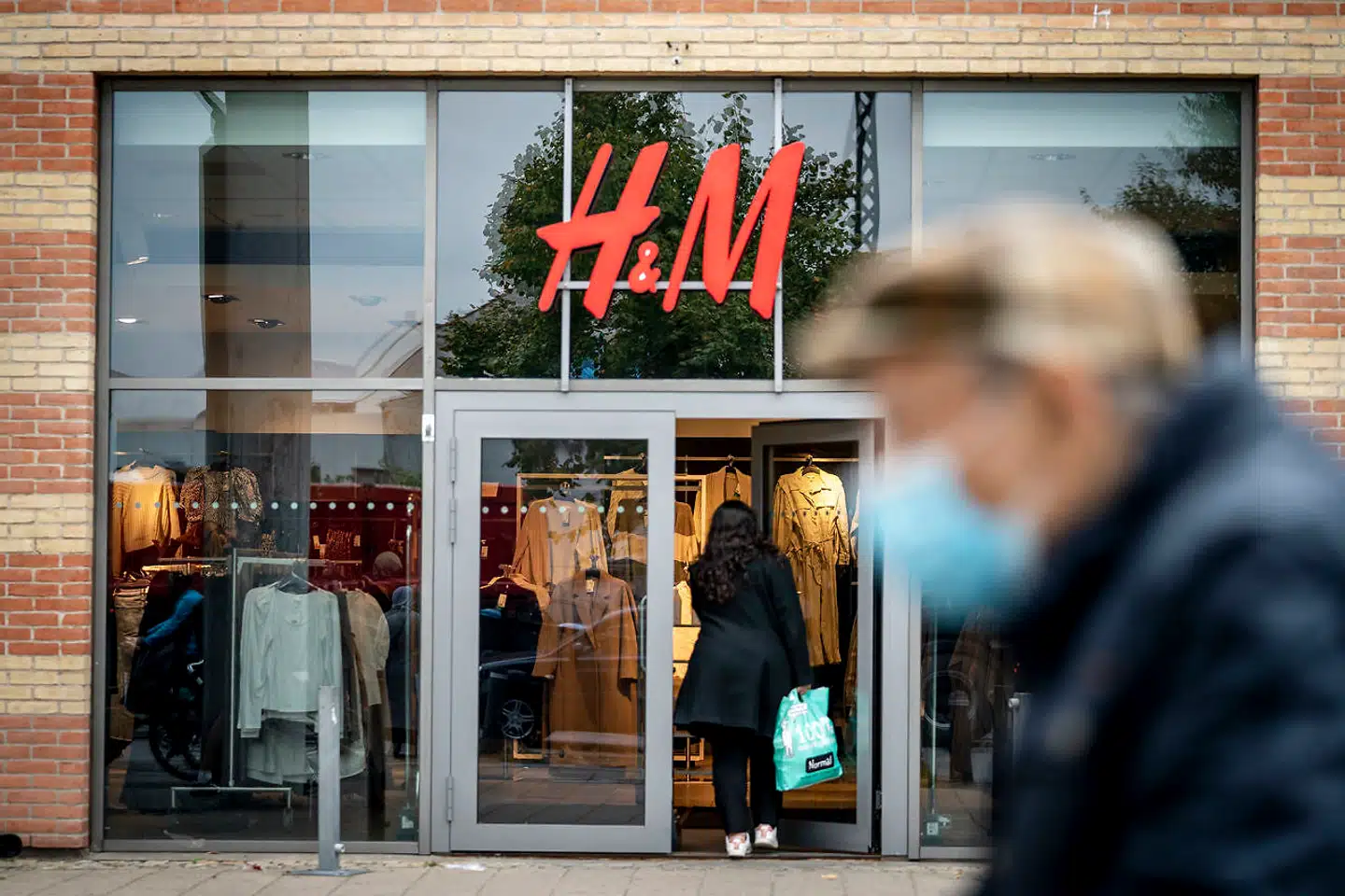 Udvalgsvarebutikker, såsom tøjbutikker, op til 5000 kvadratmeter kan genåbnes med skærpede afstandskrav fra 1. marts i hele landet. Dog ikke butikker placeret i storcentre.