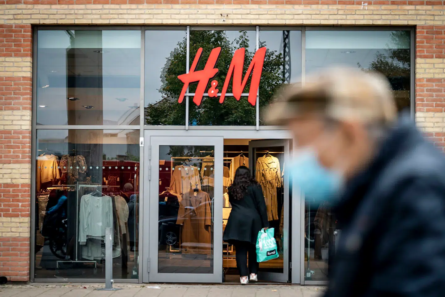 Udvalgsvarebutikker, såsom tøjbutikker, op til 5000 kvadratmeter kan genåbnes med skærpede afstandskrav fra 1. marts i hele landet. Dog ikke butikker placeret i storcentre.