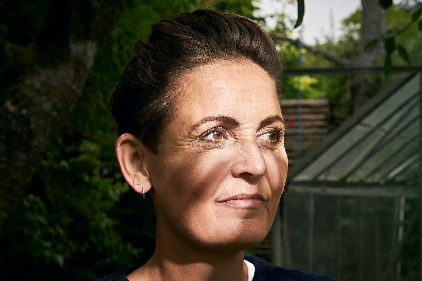 »Jeg tror også, det handler om, hvor jeg er i livet. Hvis jeg var yngre, var jeg blevet mere påvirket af det. Nu er jeg snart 50 og er blevet bedre til at være ligeglad med kommentarer,« siger Pia Olsen Dyhr om de situationer, hvor hun møder kritik af sit udseende.