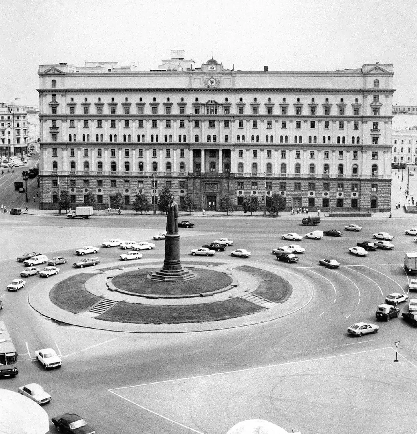 Sådan tronede det berygtede KGB-hovedkvarter Lubjanka i midten af Moskva i 1964, da statuen endnu var på sin plads. Siden Sovjetunionens fald har pladsen stået tom, men ikke meget længere.