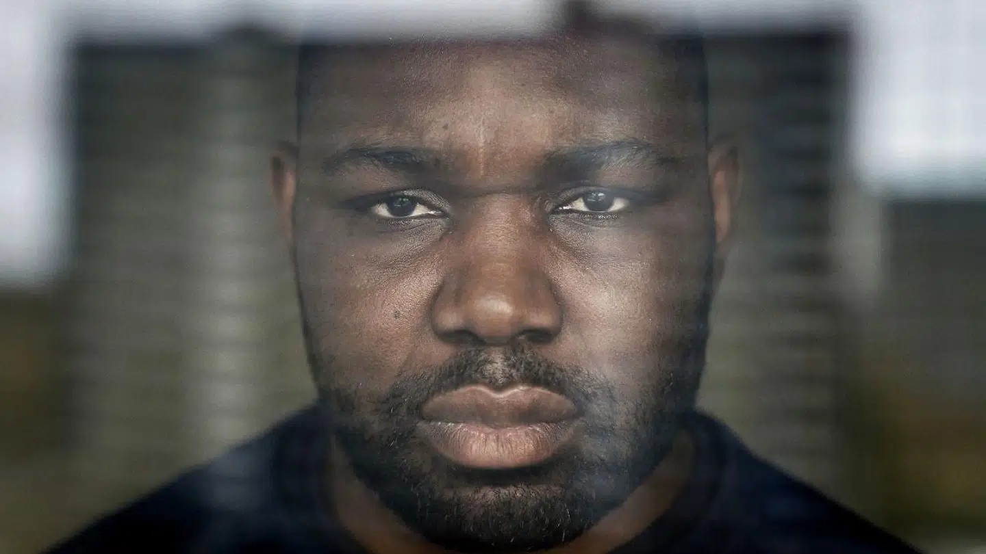 Roberto Sitsofe har boet i Danmark i 24 år og de seneste ti arbejdet som murer. Men hans opholdstilladelse blev annulleret, da han på grund af sygdom og coronavirus kom for sent hjem fra en udlandsrejse. Nu har han fået lov at blive i Danmark, mens hans klagesag bliver behandlet.