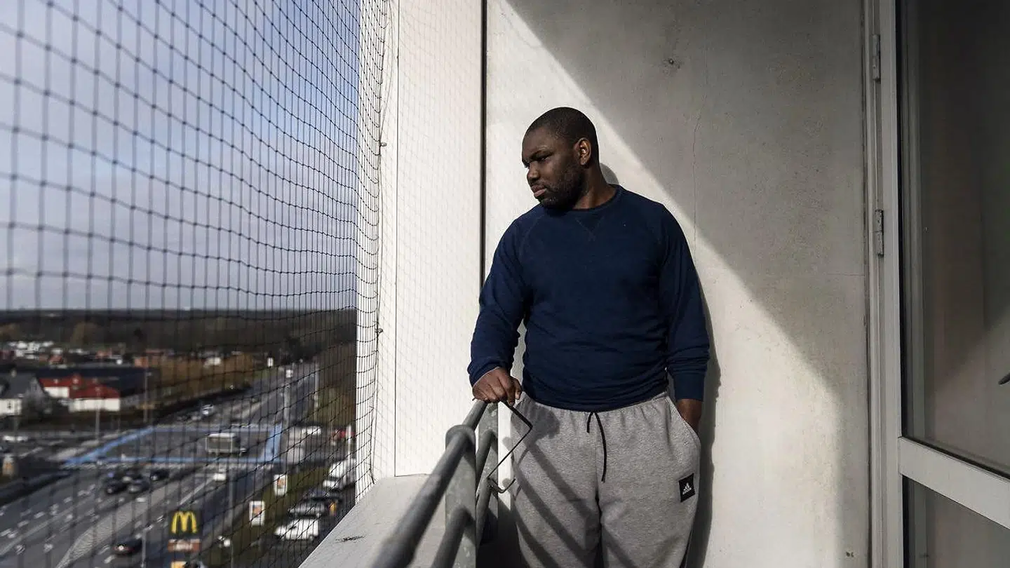 Roberto Sitsofe har nu fået medhold i, at han kan blive i Danmark, indtil Udlændingenævnet har behandlet hans klagesag. Sitsofe fik ophævet sin opholdstilladelse efter 24 år i Danmark, da hans første udlandsrejse blev for lang.