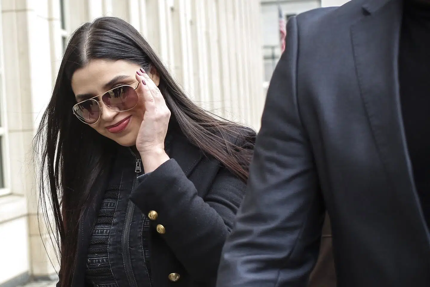 Mens El Chapo har forsøgt at undgå mediernes søgelys, har Emma Coronel opsøgt det. Hun har optrådt på amerikansk reality-tv og har en Instagram-profil med cirka en halv million følgere.