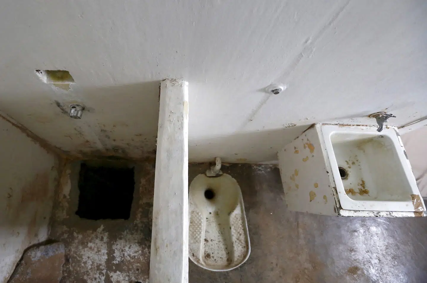 Det var gennem dette hul i fængselscellen, at El Chapo kravlede ned i en tunnel og flygtede fra sin celle i 2015.