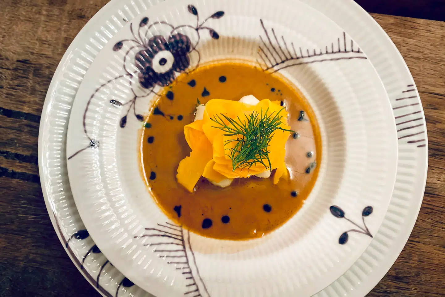 Restaurant AOC har under nedlukningen solgt en takeawaymenu (billedet). Nu rykker Michelin-restaurantens gastronomi efter planen ind i Det Japanske Tårn i Tivoli fra 1. juni og seks uger frem.