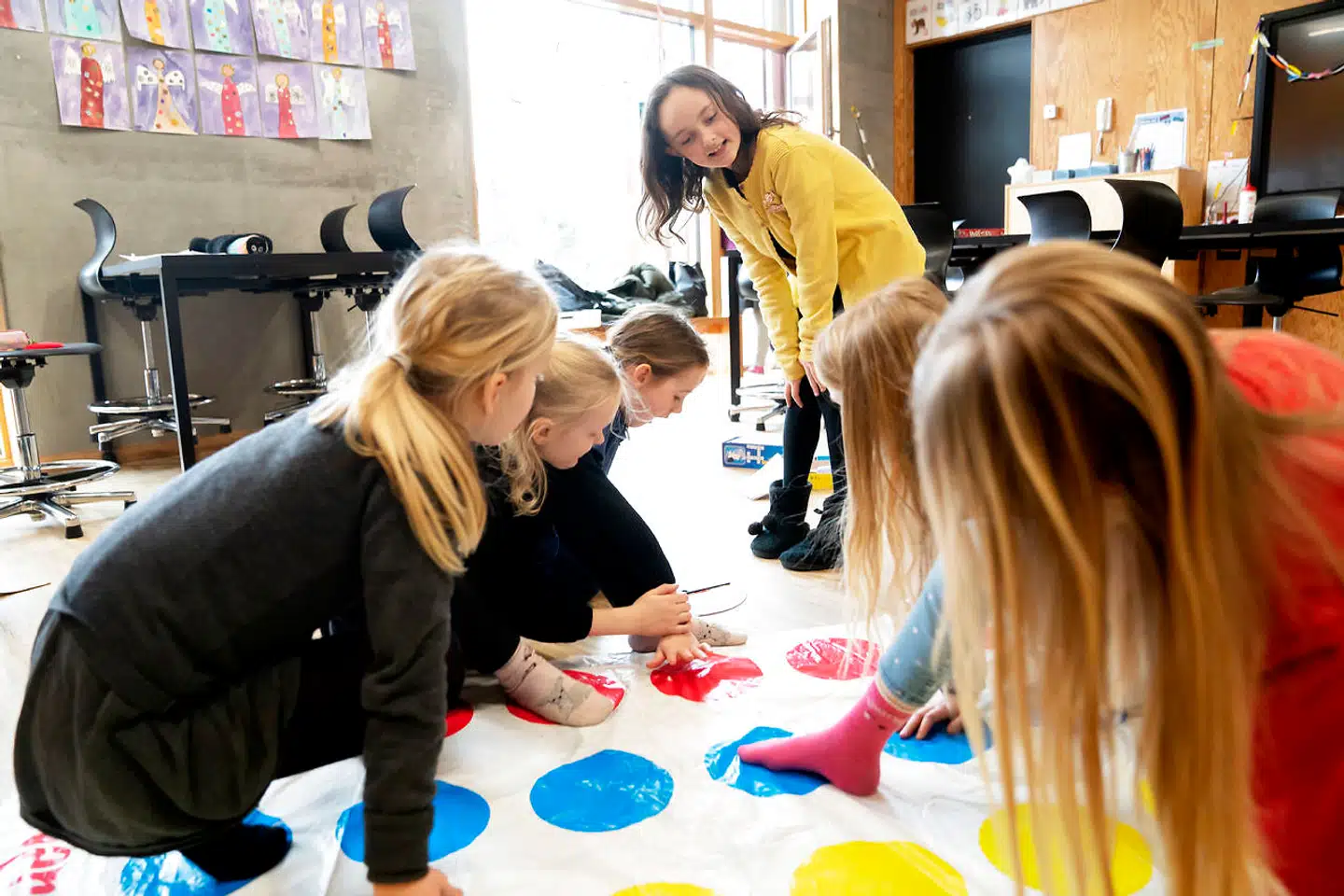 Otteårige Andrea er tilbage i sin skole i Brønshøj. Berlingske fulgte hende, da hun igen skulle i skole. Men står det til regeringens indsatsgruppe, så kan der være lange udsigter til, at de større børn i byen kommer tilbage i skole. Det vil afhænge af smitteudviklingen i hovedstaden.