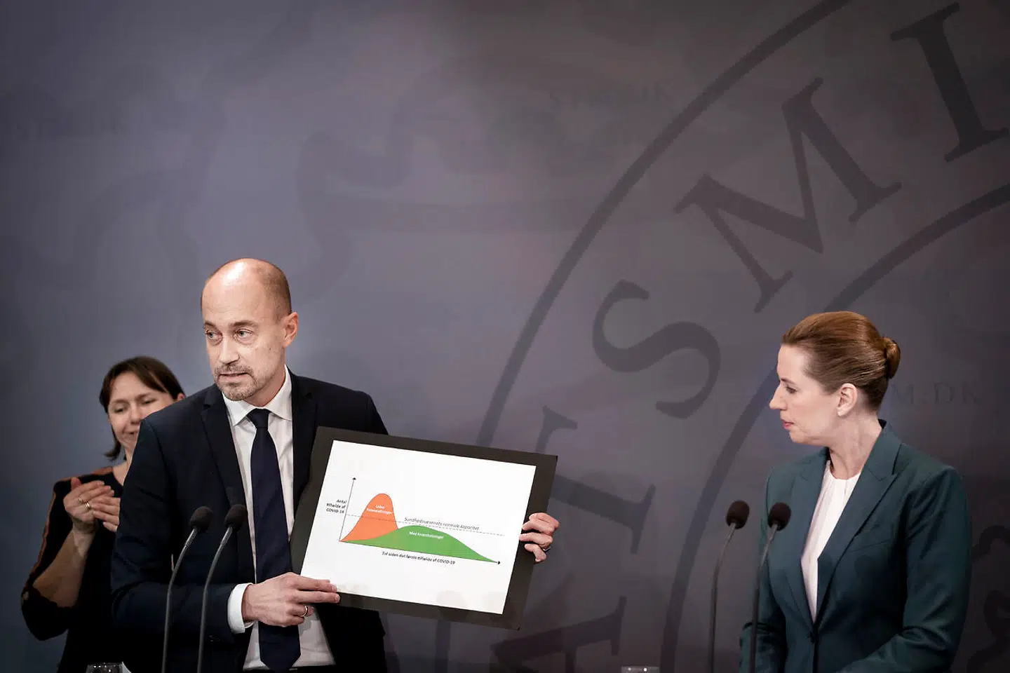 »Både håb og forklaring har fortonet sig i stadig mere uigennemskuelige og uigennemsigtige tal og tabeller,« skriver Michael Kristiansen om regeringens håndtering af covid-19.