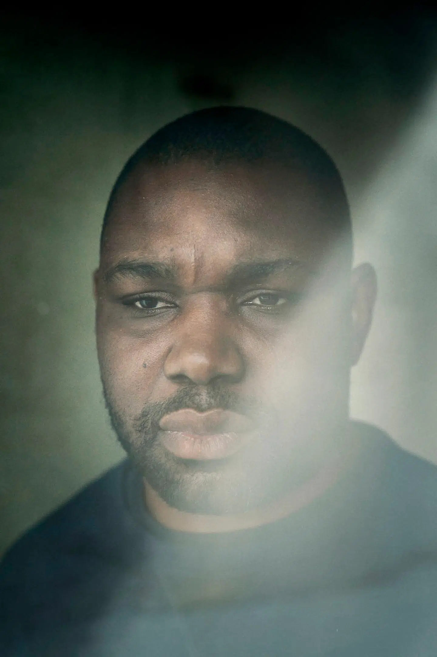 Roberto Sitsofe har boet i Danmark i 24 år og de seneste ti arbejdet som murer. Han sparede penge op til en rejse for at finde sig selv i sit sabbatår, før han 1. februar 2021 begyndte uddannelsen til bygningskonstruktør. Men da han landede i Københavns Lufthavn, fik han et chok: Han havde overset én særlig regel, og nu er hans opholdstilladelse annulleret.