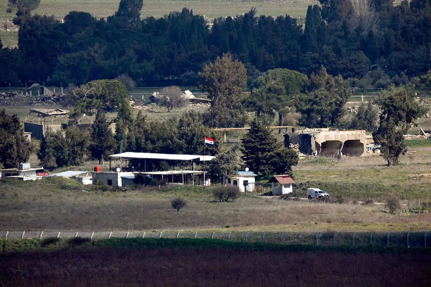 Et hegn skiller grænsen mellem de af Israel annekterede Golanhøjder og Syrien. Normalt er grænsen ekstremt godt bevogtet fra begge sider, og alle undrer sig derfor over, hvordan det kunne lykkes en israelsk kvinde at snige sig igennem.