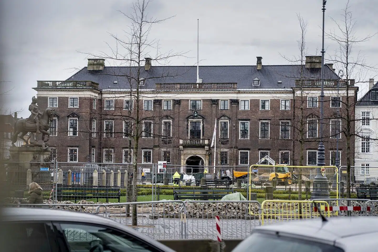 »Kunstakademiet må rematerialiseres. Det kan ikke reddes i sin nuværende form. Selvfølgelig skal der ligge et kunstakademi i vores hovedstad, men vi kan ikke bruge den nuværende, venstreradikale indoktrineringsanstalt til noget. Og det hjælper ikke at skifte rektor ud. Alle skal skiftes ud,« skriver Eva Selsing.