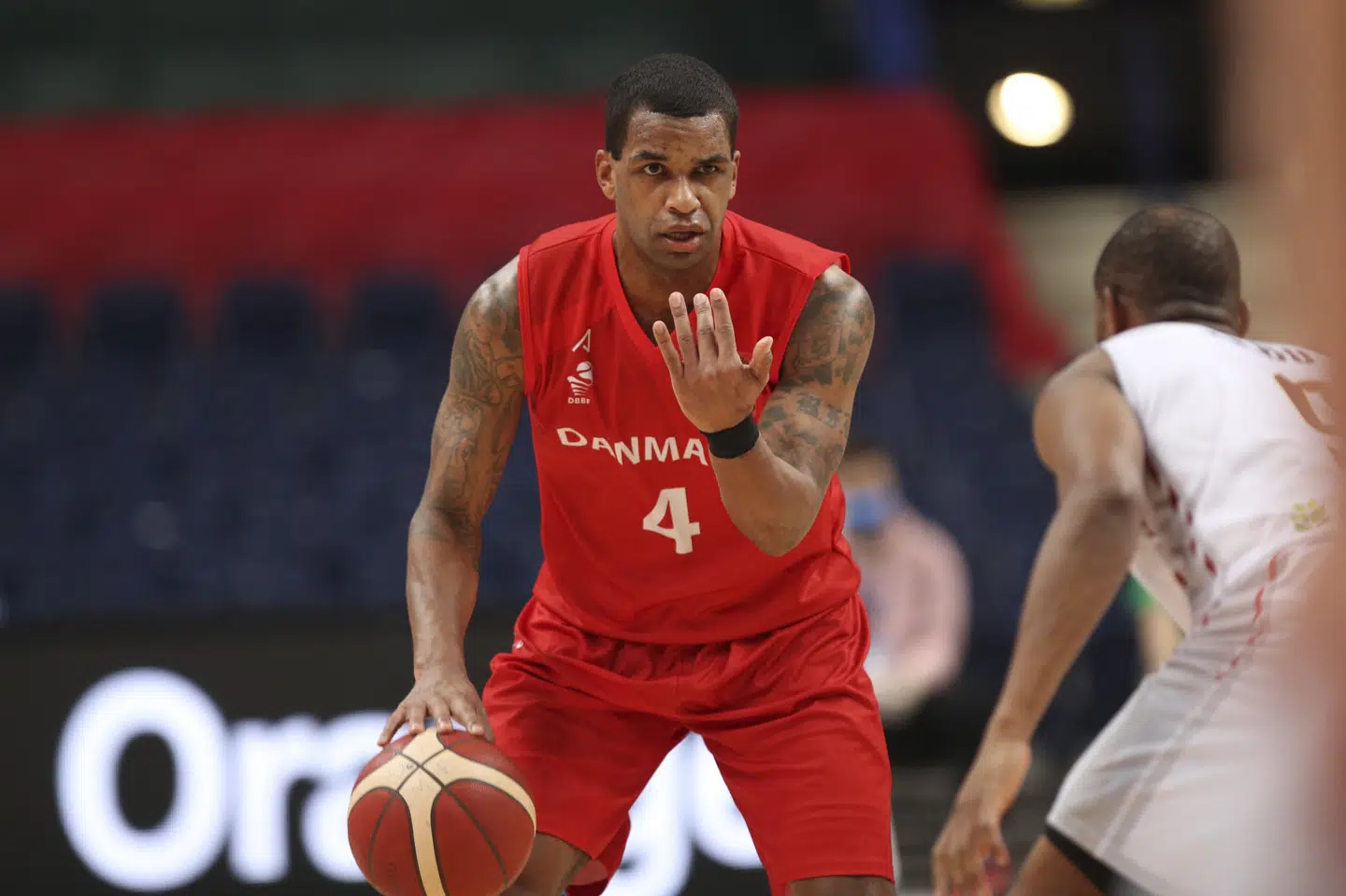 Adama Darboe satser på, at de danske basketballherrer kan overraske mandag aften mod Litauen. Her ses han i aktion i lørdagens nederlag til Belgien. Domantas Pipas/Ritzau Scanpix