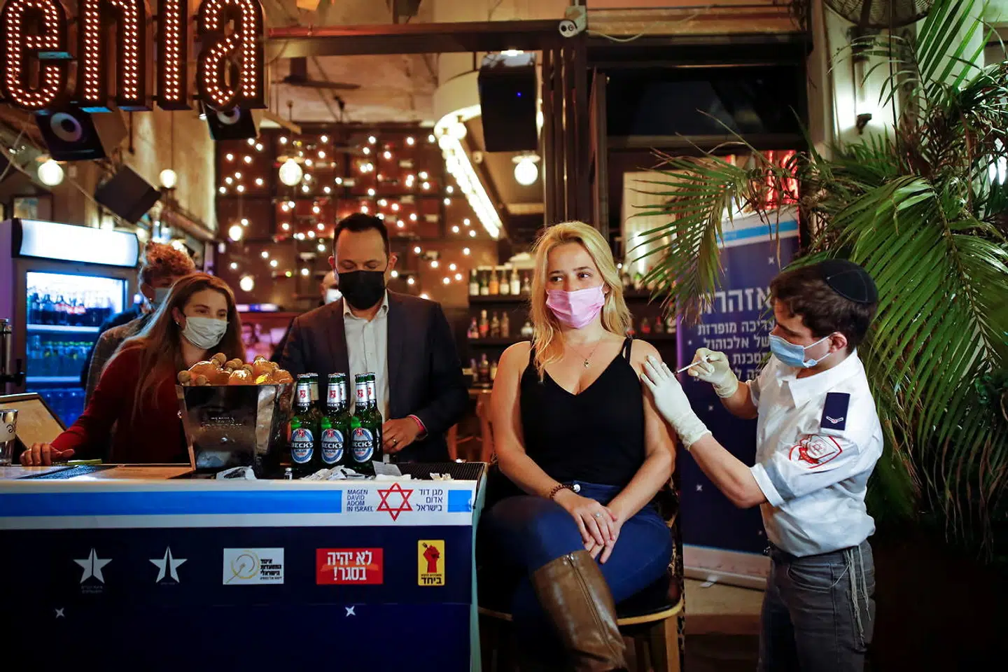 De israelske sundhedsmyndigheder tyer til kreative metoder for at få så mange som muligt til at blive vaccineret. Her er personalet rykket ud på en bar i Tel Aviv, hvor de tilbyder gratis drinks til dem, der lader sig stikke.