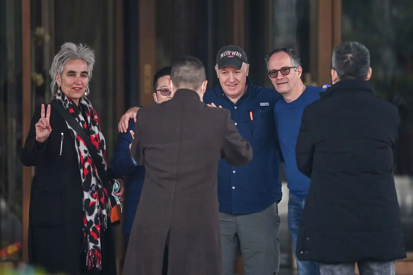 Medlemmer af WHOs forskerhold – Marion Koopmans, Peter Daszak og Peter Ben Embarek – poserer for fotograferne, netop som WHO-holdet er på vej til at forlade Kina 10. februar.