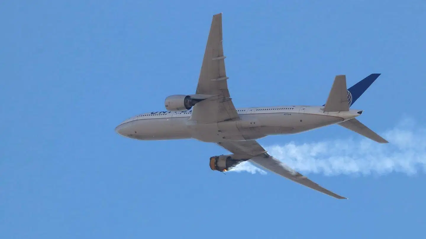 Kort efter at være lettet fra lufthavnen i Denver i USA brød en motor i brand på United Airlines' Boeing 777-200-fly, og vragdelene begyndte at regne ned over byen Broomfield.