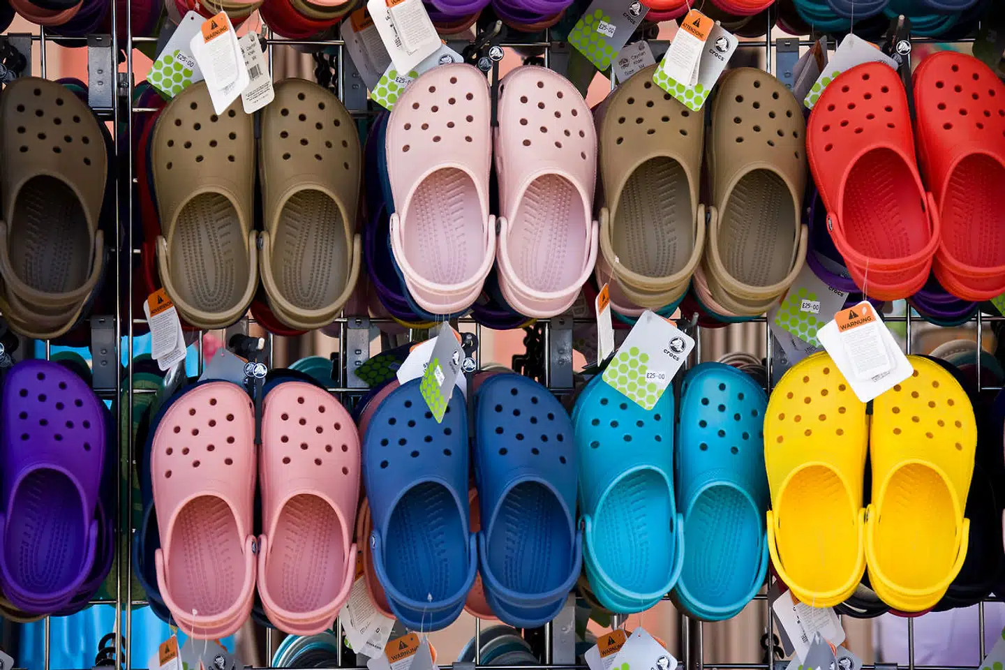 Det var fodformede mærker som Crocs (billedet), UGG og Birckenstock, der blev coronatidens overraskende anti-helte.