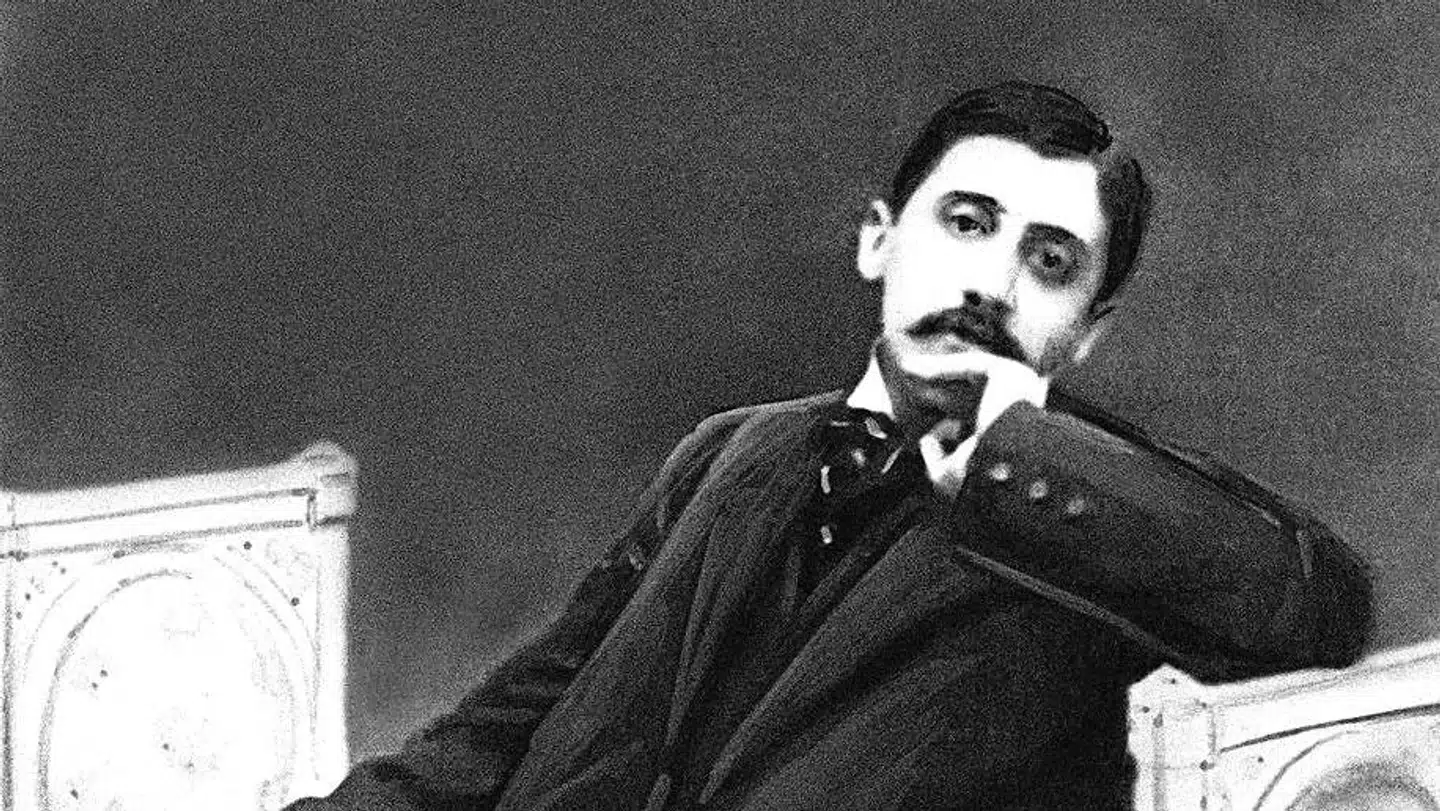 Et fotografi fra 1896 viser Marcel Proust i en periode, hvor han endnu dyrkede selskabslivet. Hans første forsøg på at publicere en del af »På sporet af den tabte tid« blev afvist af forlaget, og han måtte selv udgive den første del.