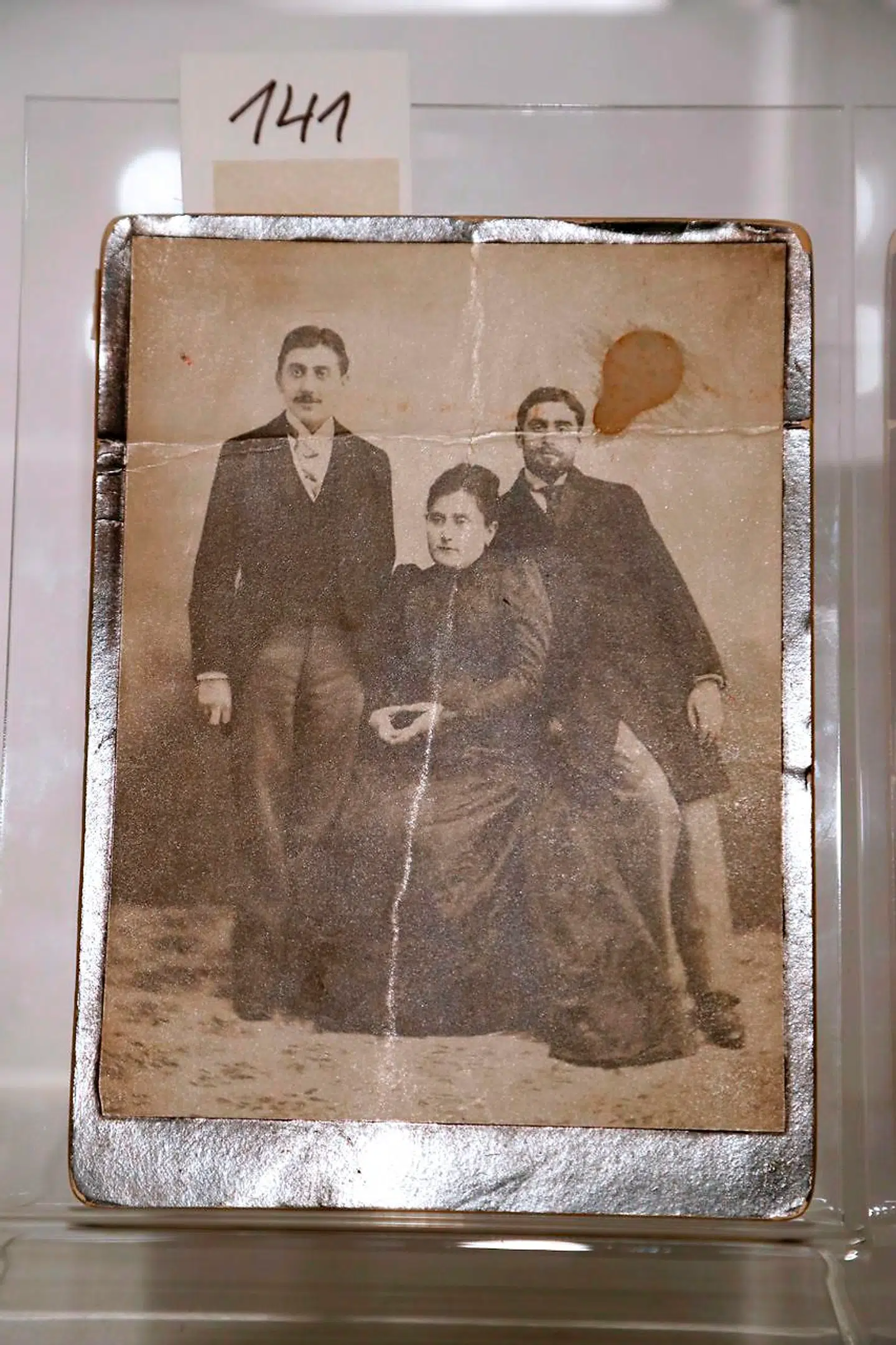 A picture shows a photograph of French writer Marcel Proust (L), his brother Robert (R) and mother Jeanne Weil Proust (C) during the presentation of Proust's personal archives, ahead of an auction at Sotheby's in Paris, on May 30, 2016. / AFP PHOTO / FRANCOIS GUILLOT