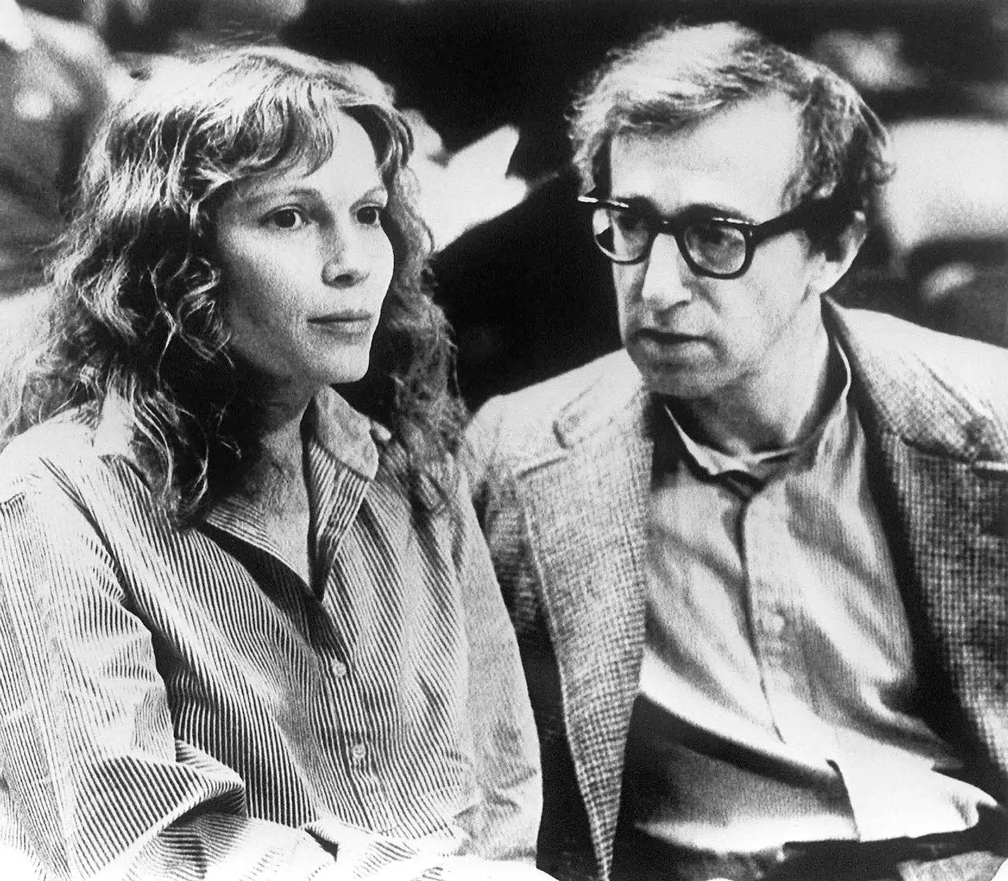 Skuespilleren Mia Farrow dannede par med filminstruktøren Woody Allen fra 1979, et forhold der varede indtil 1991, da Allen indledte et forhold til Farrows adoptivdatter Soon-Yi, som han senere blev gift med. Kort efter at Mia Farrow havde afsløret forholdet til Soon-Yi, beskyldte hun Allen for at have misbrugt deres syvårige, fælles adoptivdatter, Dylan, seksuelt. Her ser de basketball i New York i 1983, mens forholdet stadig var intakt.