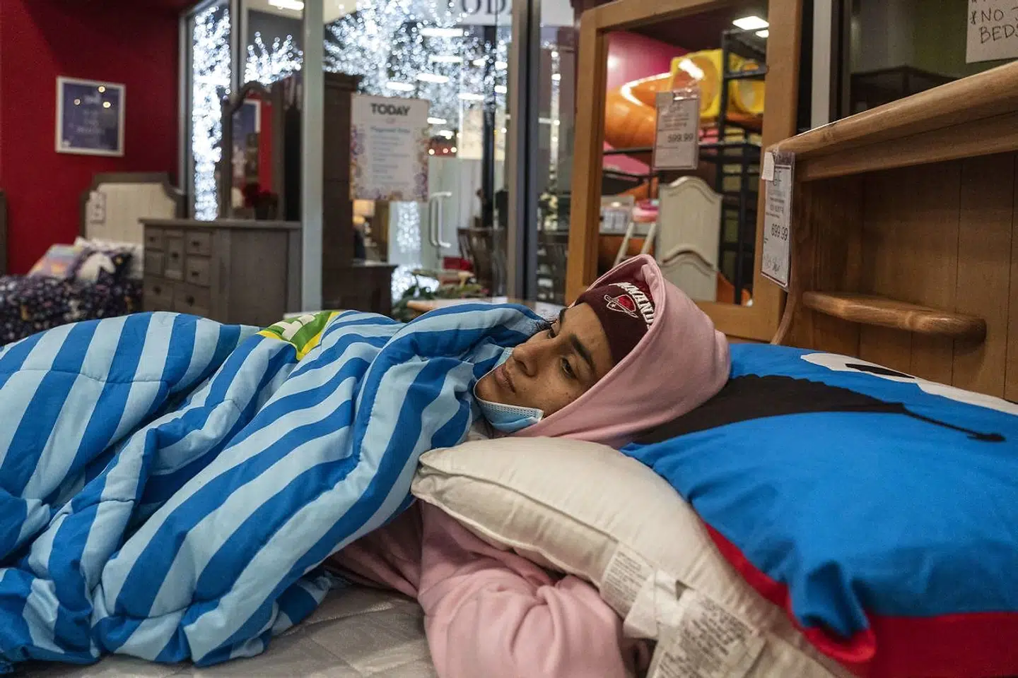 En møbelbutik i Houston i Texas har åbnet butikken for kunder. Ikke så de kan købe møbler, men så de har et sted at opholde sig, mens kulden raser udenfor og har forårsaget strømafbrydelser over hele staten.