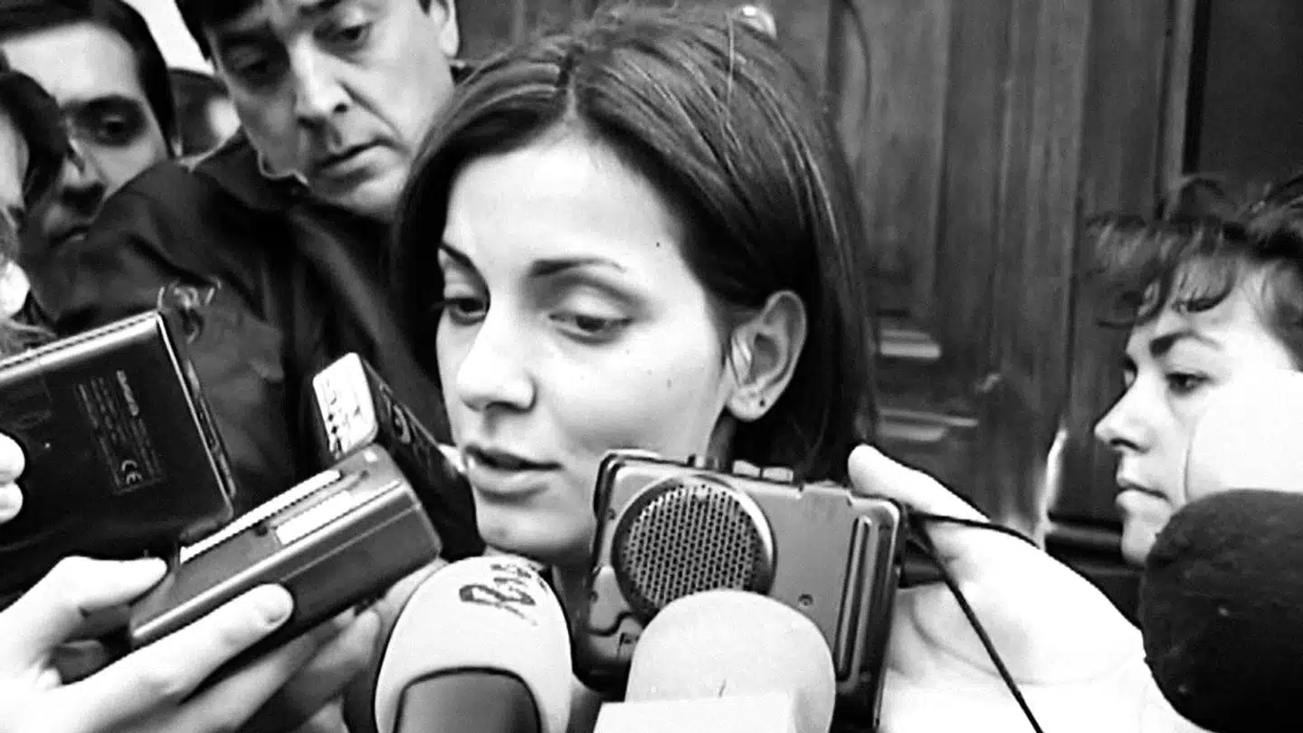 »Jeg er 26 år, og jeg har min værdighed,« lød hovedbudskabet, da Nevenka Fernández på et pressemøde i 2001 indledte Spaniens første #metoo-sag, længe før begrebet opstod. Foto: Netflix