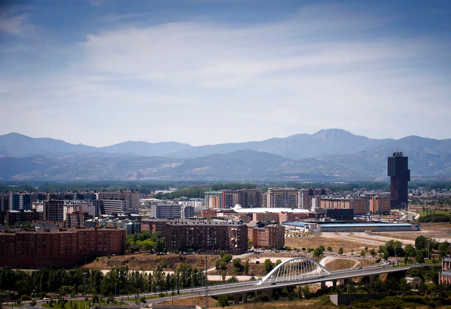 Ponferrada ligger ved foden af bjergene i Spaniens fjerne nordvestlige hjørne. Hovedparten af byens godt 60.000 indbyggere vendte Nevenka ryggen og bakkede op om Ismael Álvarez, da hun afslørede borgmesterens krænkelser.