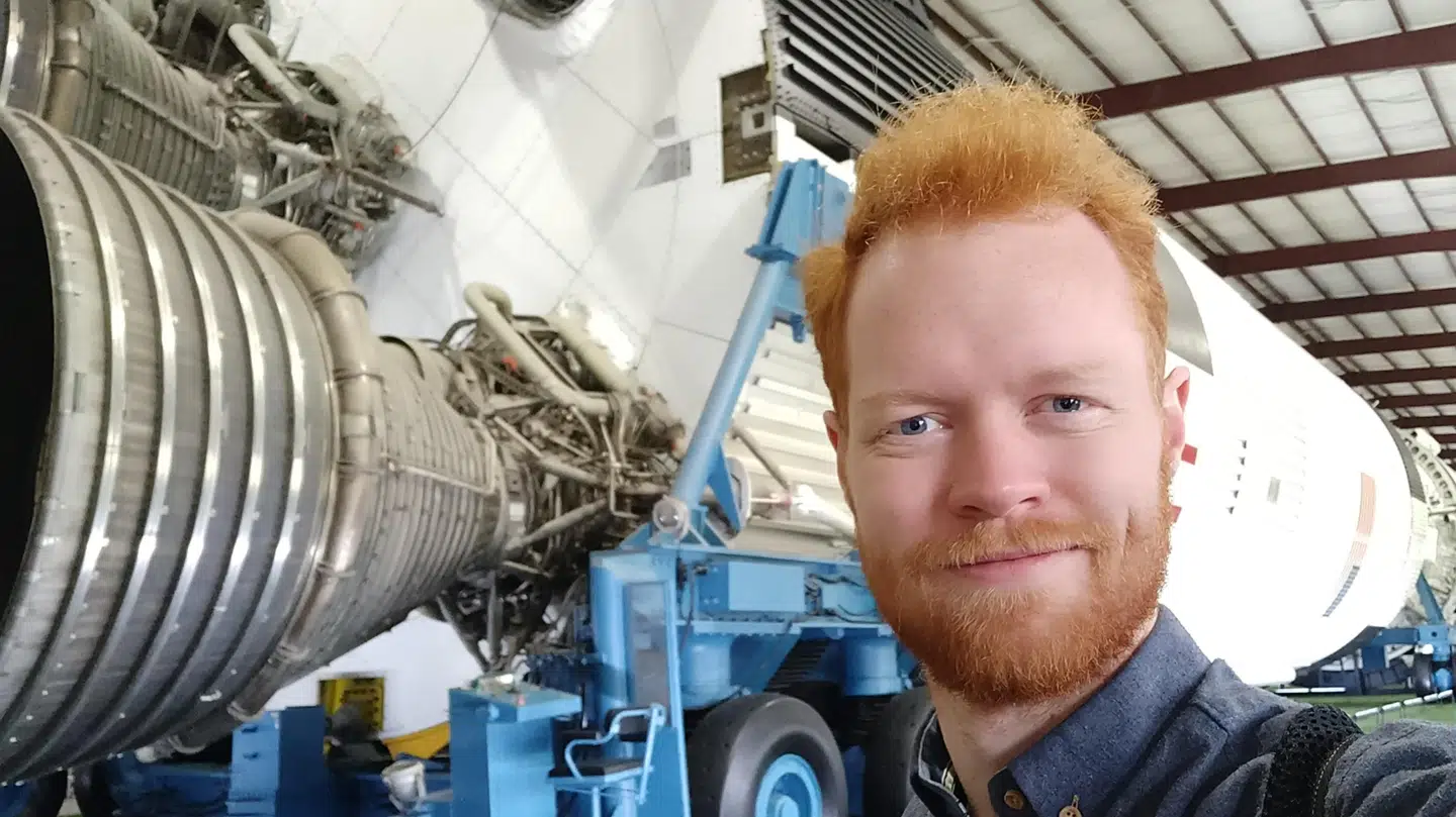 Andreas Kjær Dideriksen foran en Saturn 5-raket, der af NASA blev brugt til at sende astronauter til Månen. Privatfoto