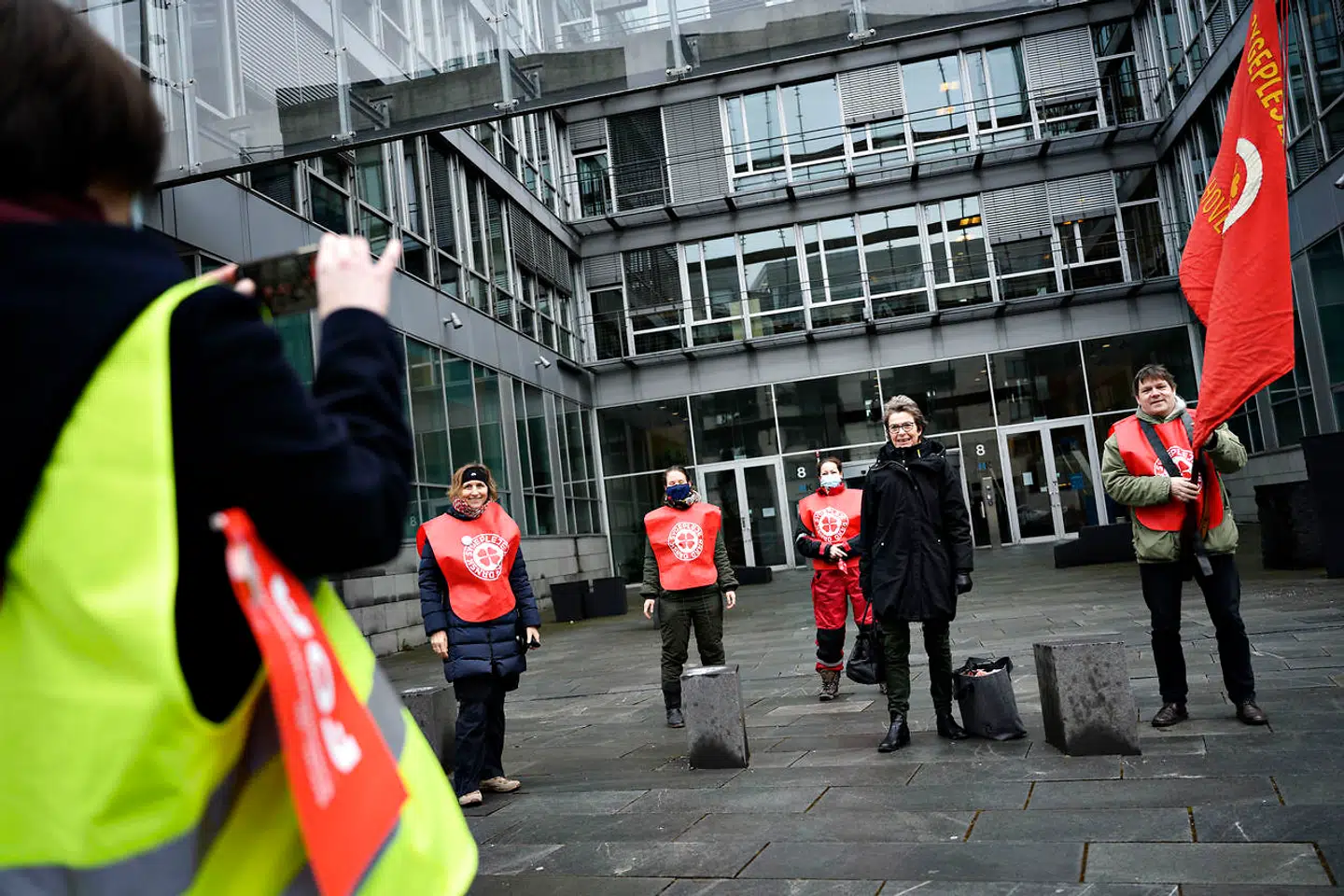 Formand for Dansk Sygeplejeråd og chefforhandler på det regionale område Grete Christensen holder doorstep inden Forhandlingsfællesskabet starter overenskomstforhandlinger med regionerne, foran HK-Huset i København, fredag den 19. februar 2021. OK21 forhandlingerne mellem Danske Regioner og forhandlingsfællesskabet foregår virtuelt.. (Foto: Philip Davali/Ritzau Scanpix)