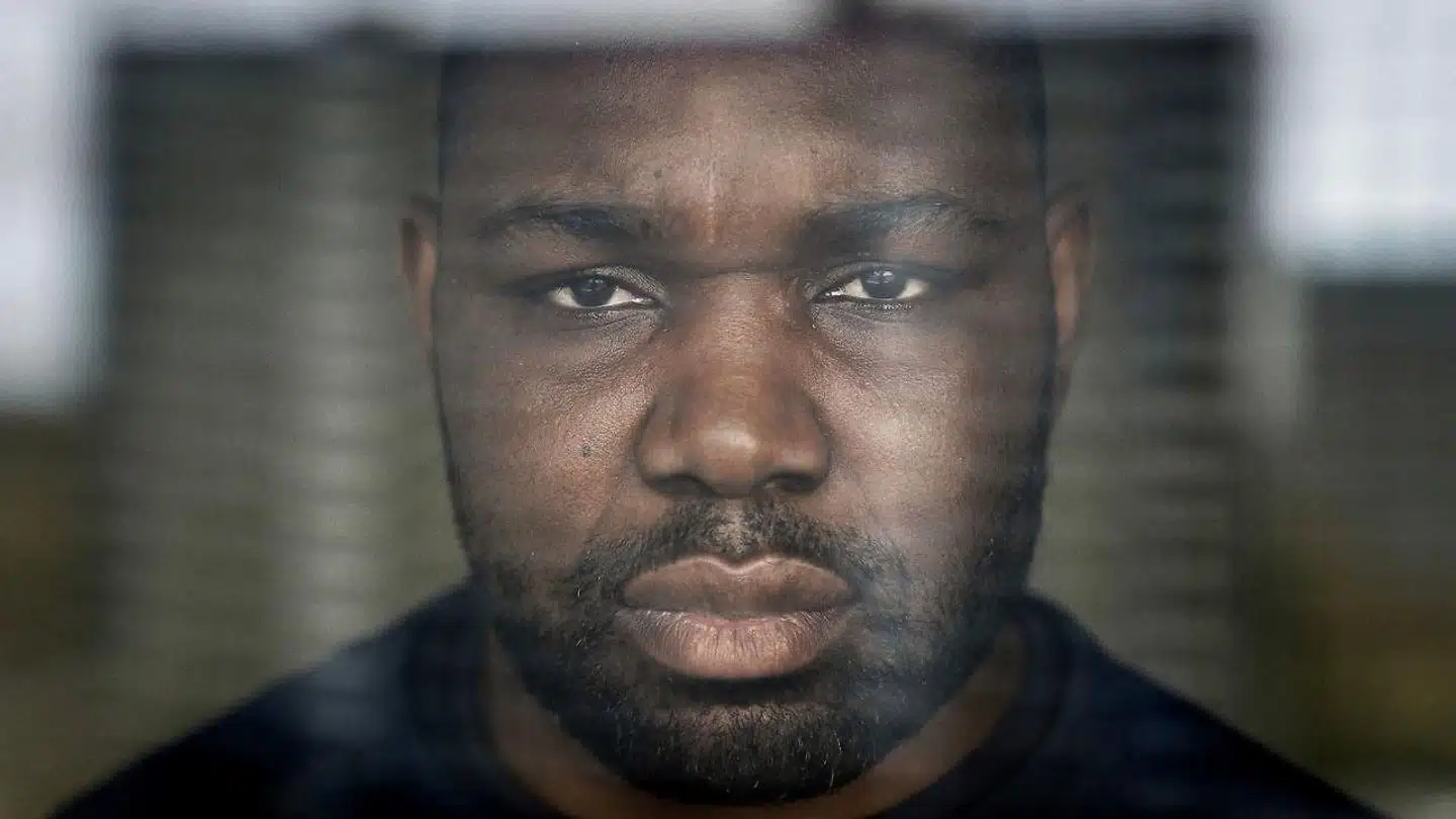 34-årige Roberto Sitsofe er født i Togo, men har boet 24 år i Danmark og ikke kendt meget til det vestafrikanske land, han oprindeligt er fra. Derfor sparede han penge sammen til et sabbatår og en rejse, før han i februar startede på uddannelsen til bygningskonstruktør. Nu har han mistet sin danske opholdstilladelse.