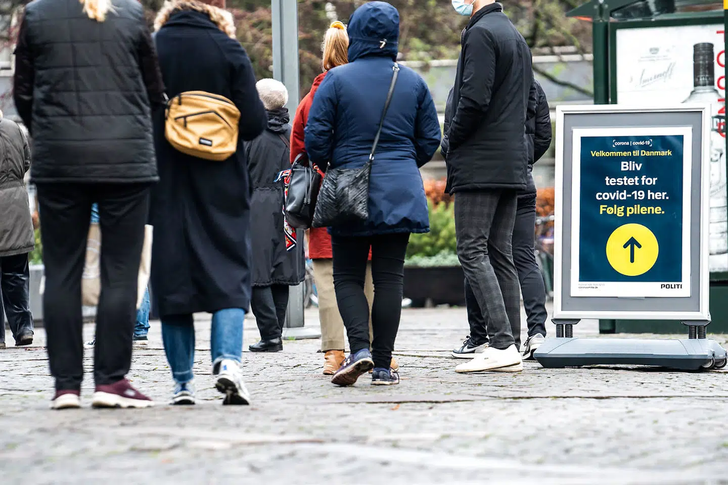 Folk venter i lang kø ved testcenter på Frederiksberg Rådhus, fredag den 18. december 2020.