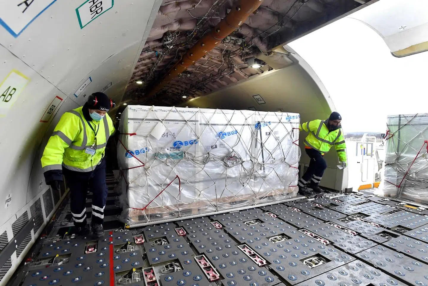 Arbejdere er i færd med at læsse den kinesiske vaccine fra Sinopharm af flyet, der ankom til Budapest i tirsdags.