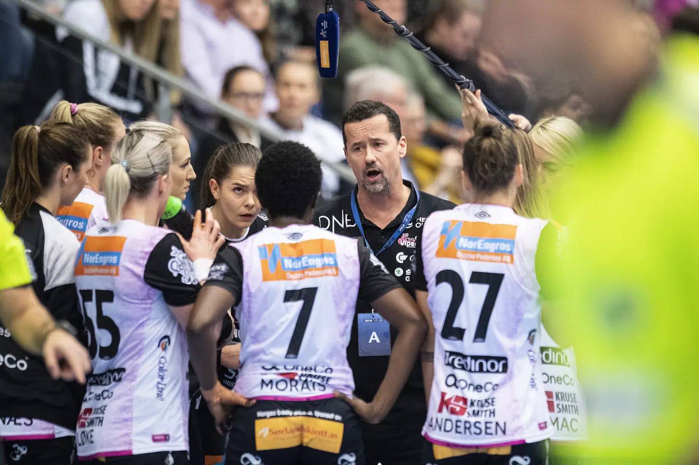 Håndboldkvinderne fra Vipers Kristiansand, som for nylig mødte Team Esbjerg i Champions League, får ikke lov at spille i sin hjemlige turnering lige foreløbig. John Randeris/Ritzau Scanpix
