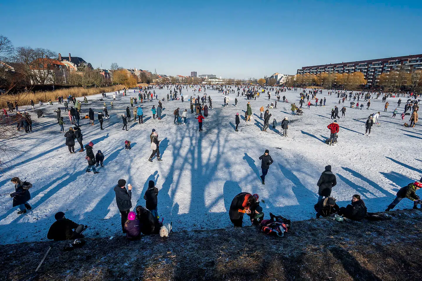 Der var fyldt af mennesker på Sankt Jørgens Sø i weekenden, men det udløste ikke bøder for brud på forsamlingsforbuddet.