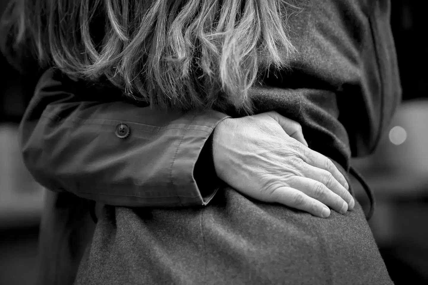 »Der er noget i hende, der stadig elsker ham, nej, kun elsker ham, men det er en underlig kærlighed.«