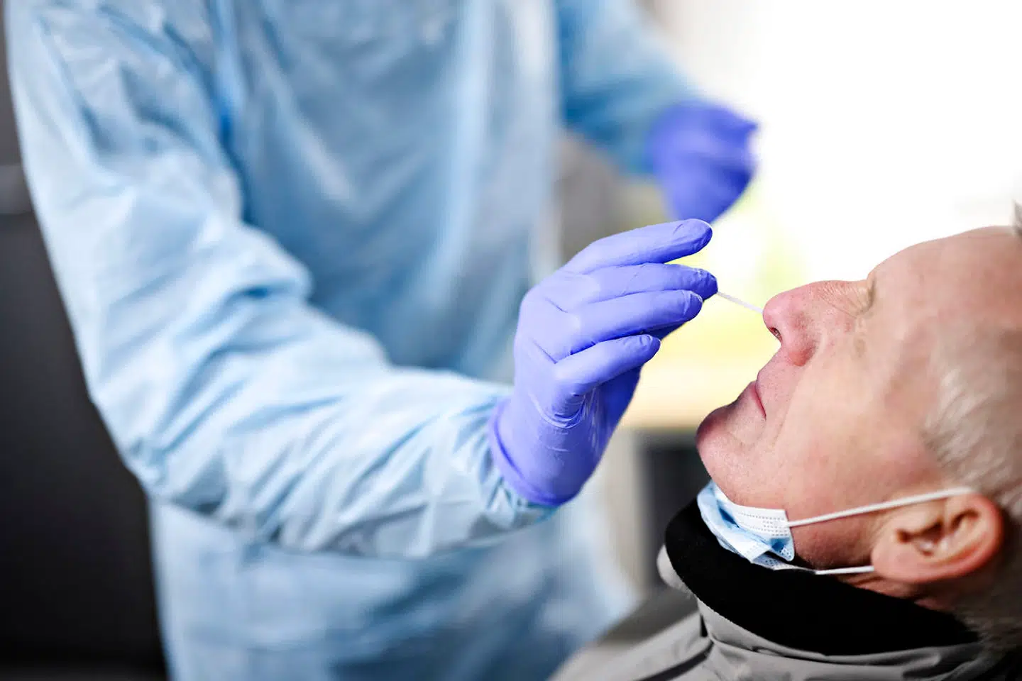 En lyntest – også kaldt kvik- eller hurtigtest – blev indført i efteråret som supplement til de mere præcise pcr-test. Men ifølge en ekspert og ansatte kniber det med hygiejnen visse steder.