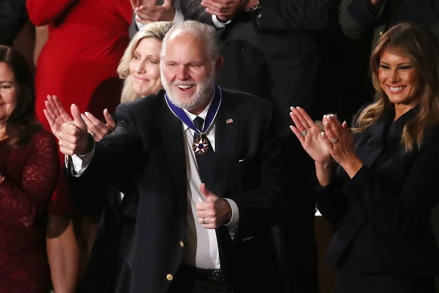Rush Limbaugh, der blev tildelt en orden af daværende præsident Trump, var en af de mest populære radioværter i USAs historie. Men hans modstandere så ham som racistisk, homofobisk og kvindefjendsk.