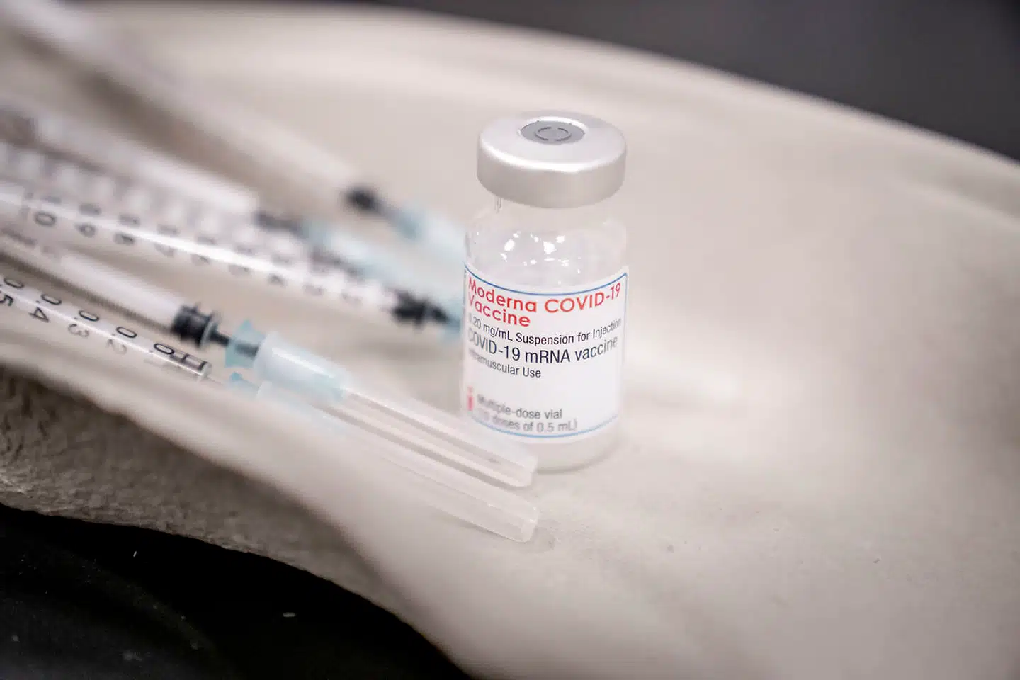 En coronavaccine fra det amerikanske biotekselskab Moderna, der blev godkendt i Danmark i januar, har vist sig at have en effektivitet på knap 95 procent. EU-Kommissionen indgik onsdag en aftale om køb af yderligere 150 millioner vaccinedoser fra det amerikanske selskab.