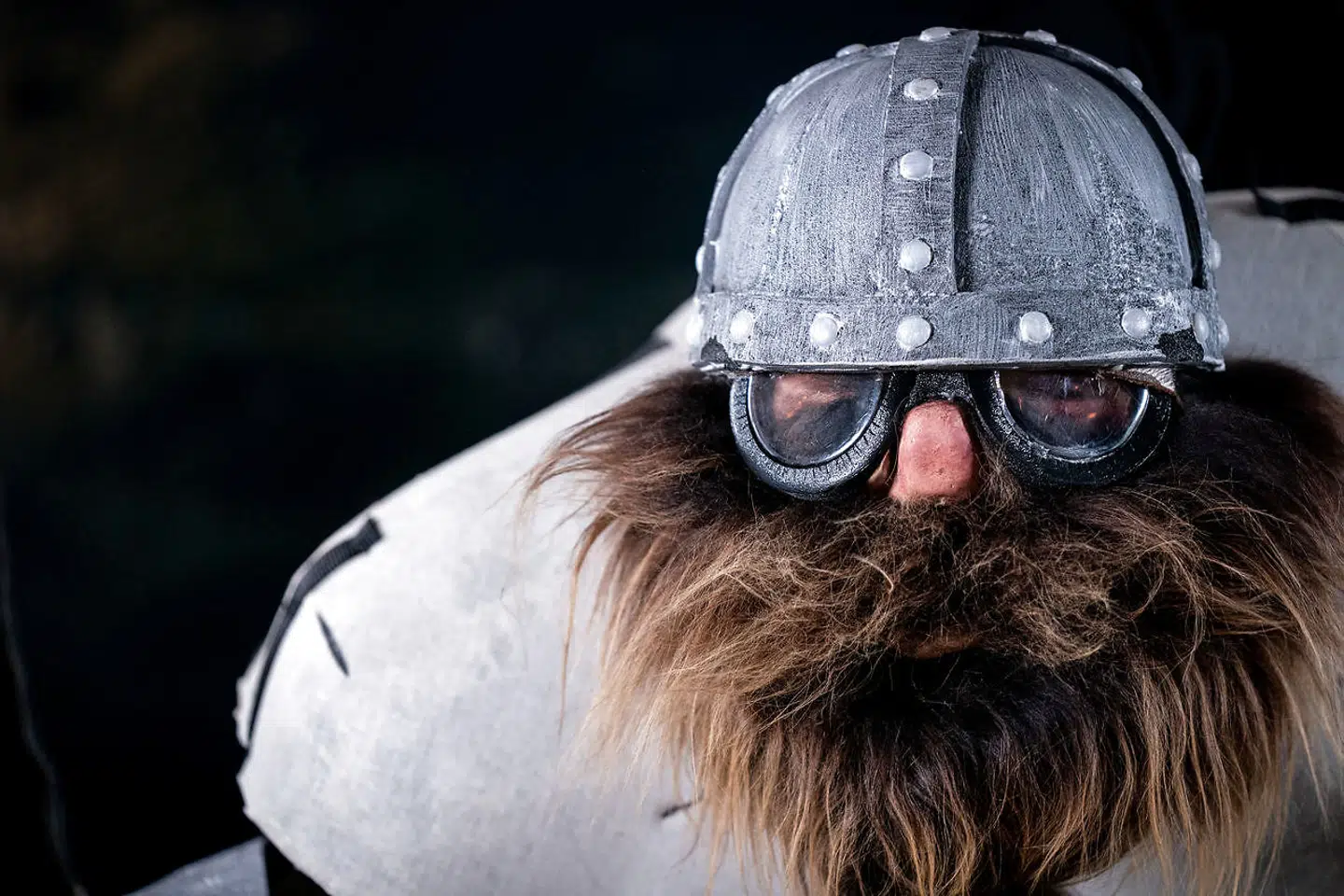 Det Kongelige Teater opfører efter planen »Hobbitten« i Dyrehaven til sommer. Mens der er coronanedlukning i Danmark kan man være kreativ med papir og saks efter »Hobittens« opskrift.