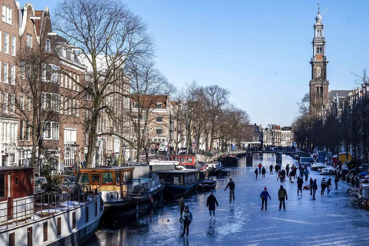 En hollandsk domstol har tirsdag beordret landets regering til øjeblikkeligt at skrotte et natligt udgangsforbud, som er indført for at bremse smitte med coronavirus.