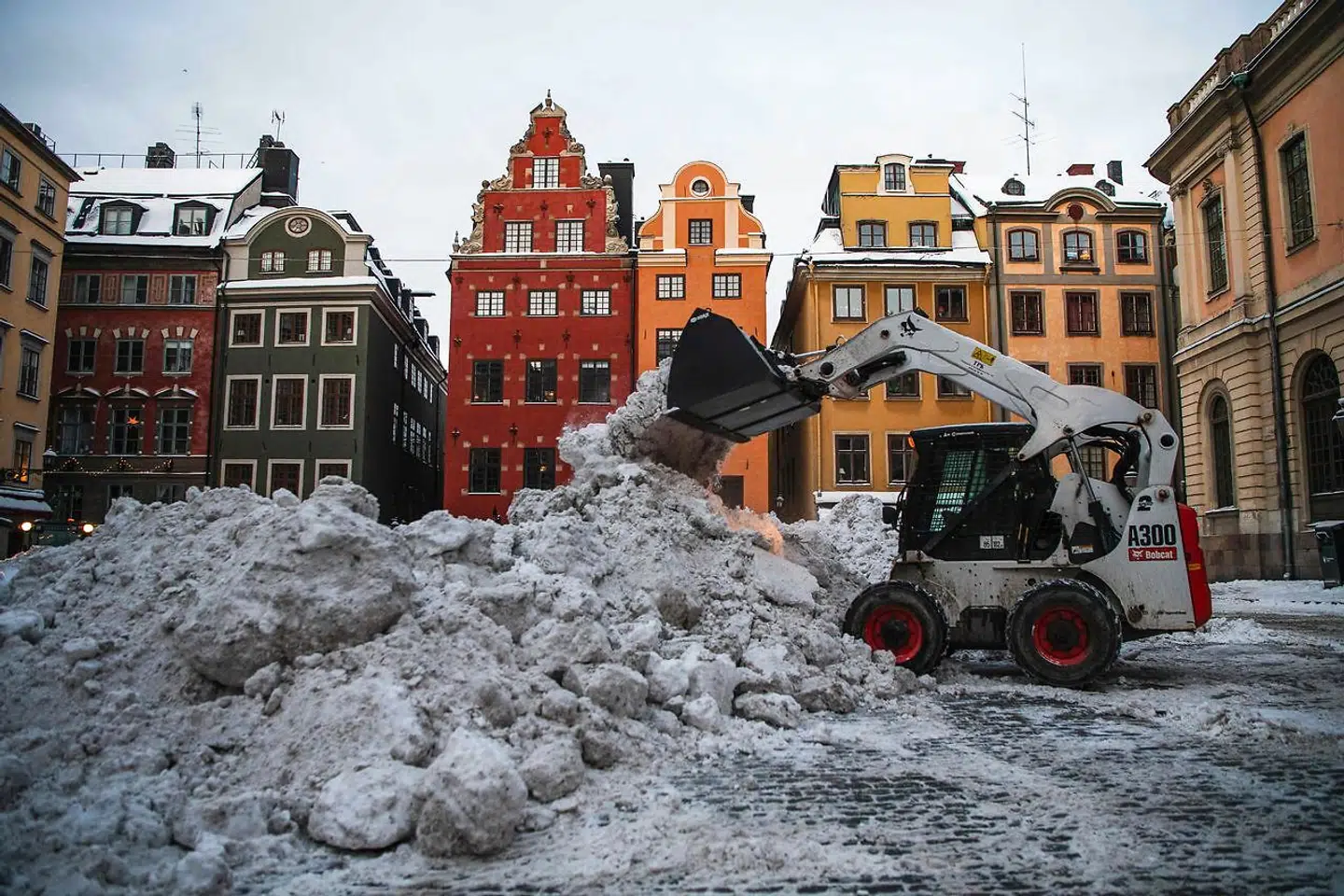 I Sverige er det ikke kun snemasserne, der kæmpes med. Et nyt coronaudbrud skaber frygt for en tredje bølge.