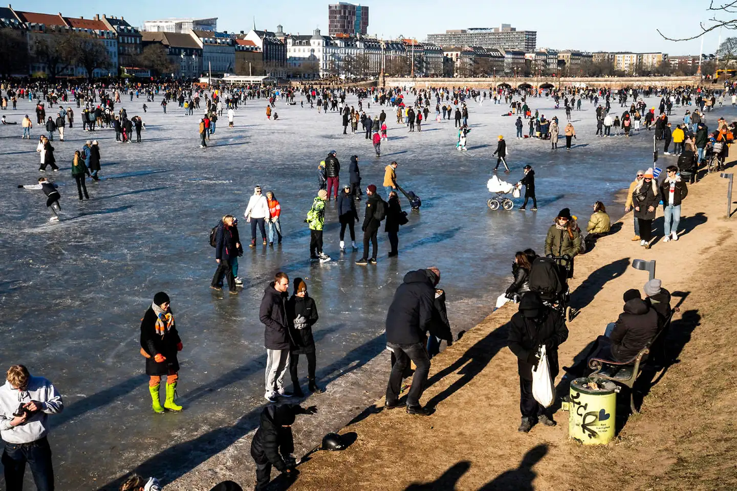 Tusindvis af mennesker havde fundet vej ud i det gode vejr. Is på søerne. Peblingesø frosset til is.