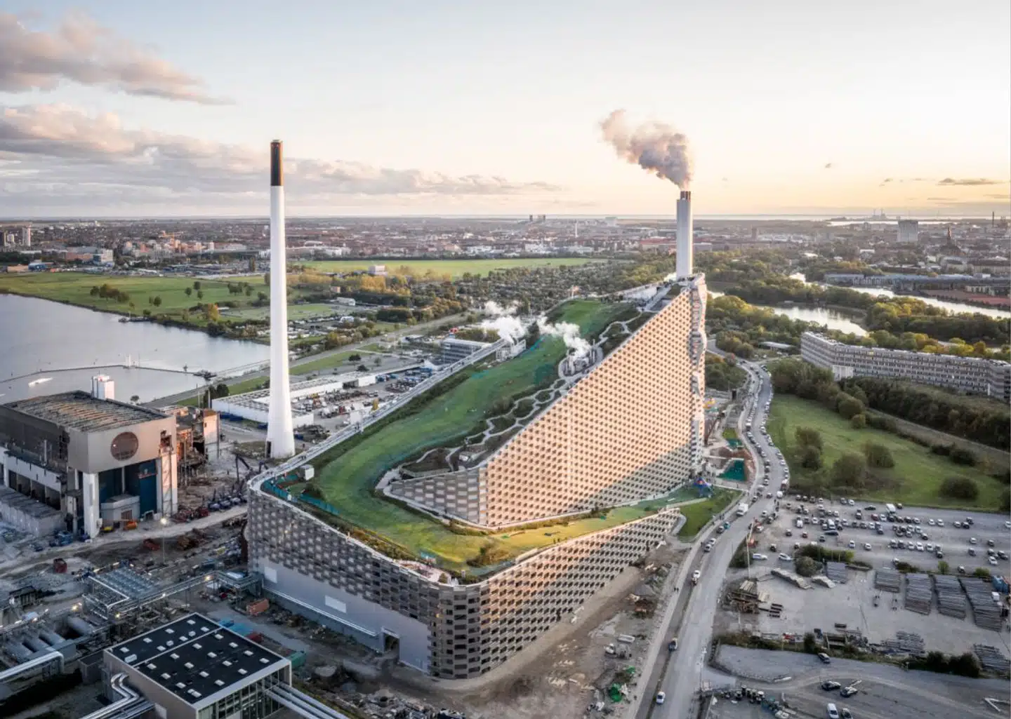 Forbrændingsanlæg fra 2019, der også fungerer som aktivitetsområde, hvor man blandt andet kan stå på ski, løbe og klatre. CopenHill er udviklet af BIG – Bjarke Ingels Group.