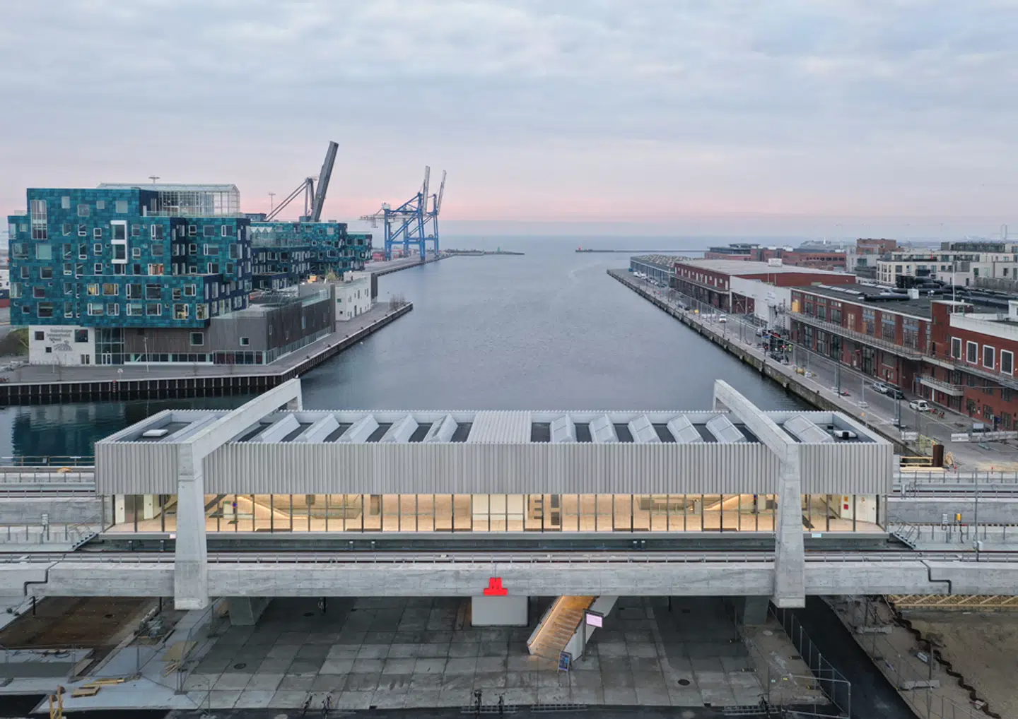 Stationerne er en del af metro-cityringen, som slog dørene op i 2020. Man finder dem på cityringens M4-linje. Designet af Arup og COBE.